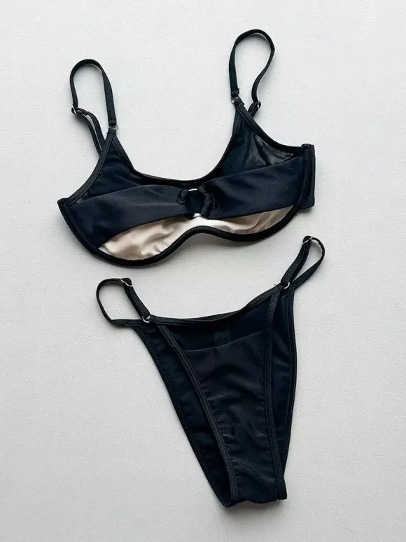 Maillot de bain bikini pour femme détails métalliques noirs transparent sexy idéal pour l'été.
