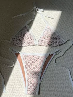 Maillot de bain deux pièces en dentelle à col licou pour femme modèle été 2026