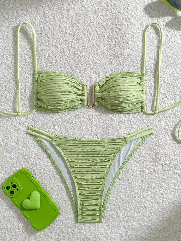 Maillot de bain bikini rayé à col en U et découpe à la taille pour l'été 2026