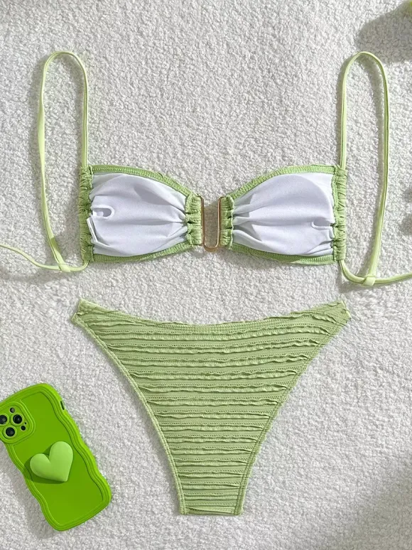 Maillot de bain bikini rayé à col en U et découpe à la taille pour l'été 2026