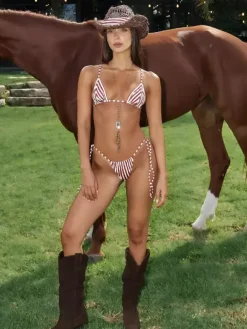 Maillot de bain bikini rouge à lacets pour femme idéal pour l'été à la plage.