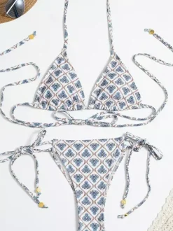 Maillot de bain deux pièces imprimé à carreaux et fleurs pour l'été 2026