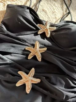 Maillot de bain une pièce découpé avec décoration étoile de mer pour l'été 2026