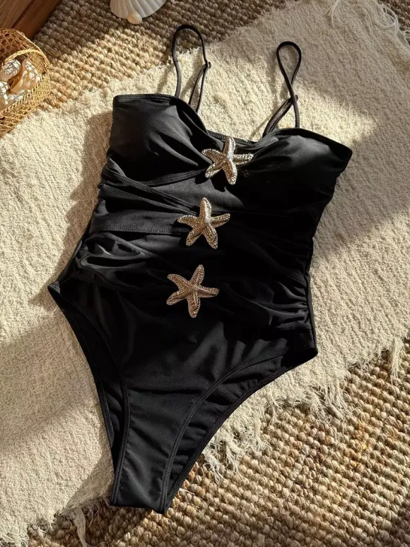 Maillot de bain une pièce découpé avec décoration étoile de mer pour l'été 2026