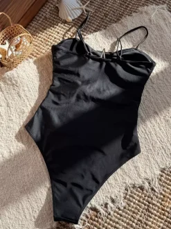 Maillot de bain une pièce découpé avec décoration étoile de mer pour l'été 2026