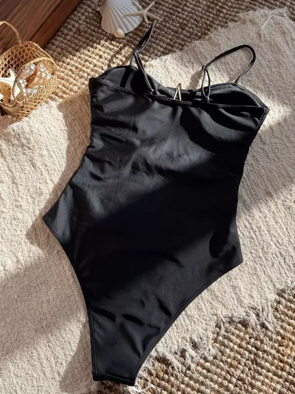 Maillot de bain une pièce découpé avec décoration étoile de mer pour l'été 2026
