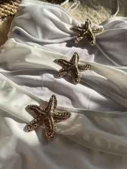 Maillot de bain une pièce découpé avec décoration étoile de mer pour l'été 2026