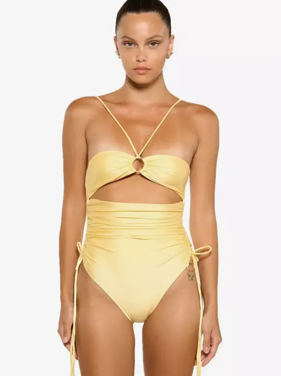 Maillot de bain une pièce jaune avec découpes pour la plage d'été 2026