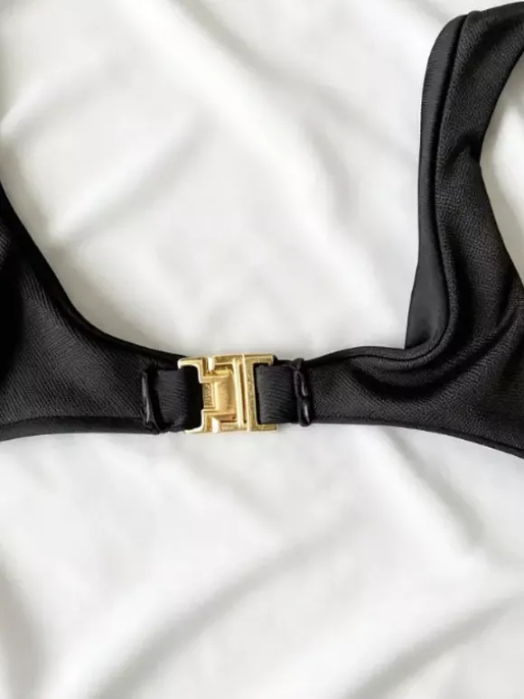 Maillots de bain une pièce noirs à col en V pour femmes parfaits pour l'été à la plage.