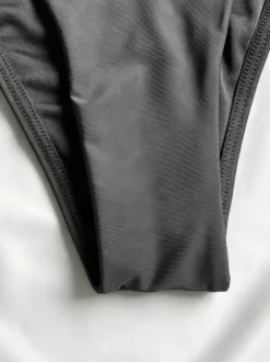 Maillots de bain une pièce noirs à col en V pour femmes parfaits pour l'été à la plage.