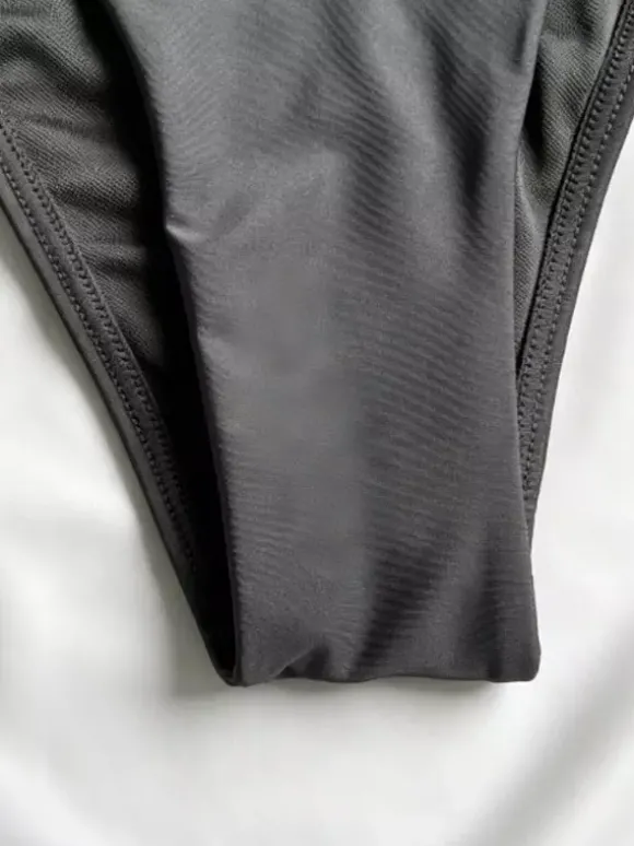 Maillots de bain une pièce noirs à col en V pour femmes parfaits pour l'été à la plage.