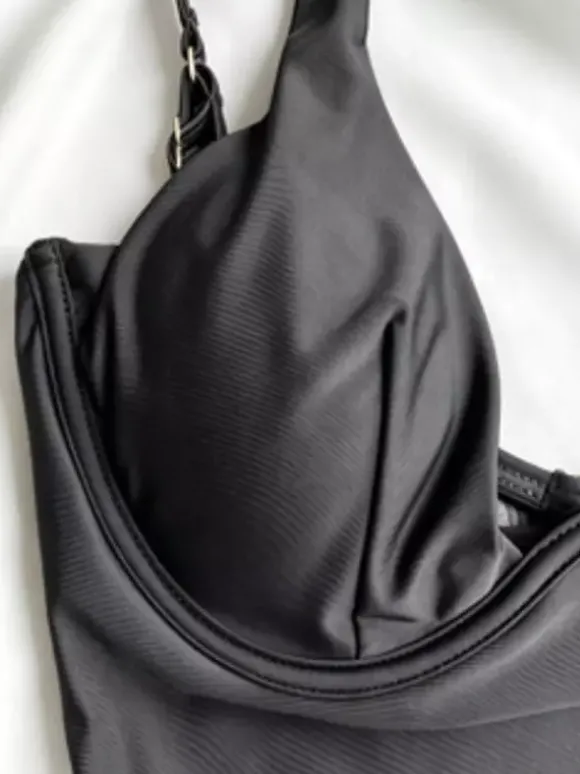 Maillots de bain une pièce noirs à col en V pour femmes parfaits pour l'été à la plage.