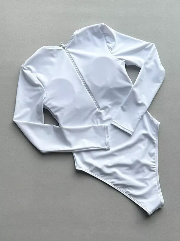 Maillots de bain une pièce pour femmes détails métalliques blancs col bijou maillots de bain d'été pour la plage