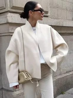 Manteau court femme à col montant - Veste crème coupe oversize - Tenues décontractées et minimalistes pour le printemps 2026