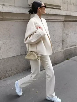 Manteau court femme à col montant - Veste crème coupe oversize - Tenues décontractées et minimalistes pour le printemps 2026
