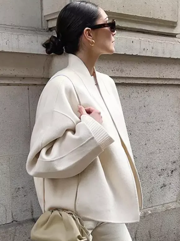 Manteau court femme à col montant - Veste crème coupe oversize - Tenues décontractées et minimalistes pour le printemps 2026