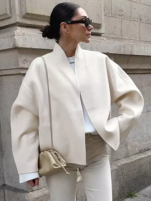 Manteau court femme à col montant - Veste crème coupe oversize - Tenues décontractées et minimalistes pour le printemps 2026