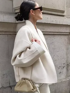 Manteau court femme à col montant - Veste crème coupe oversize - Tenues décontractées et minimalistes pour le printemps 2026