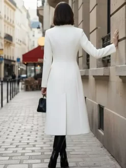 Manteau mi-long croisé en laine blanche avec revers pointus et découpe en X pour femme 2026