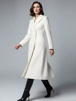 Manteau mi-long croisé en laine blanche avec revers pointus et découpe en X pour femme 2026