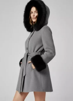 Manteau à capuche ceinturé en laine mélangée avec poignets en fausse fourrure noire pour femme 2026