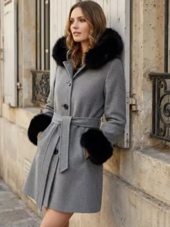 Manteau à capuche ceinturé en laine mélangée avec poignets en fausse fourrure noire pour femme 2026