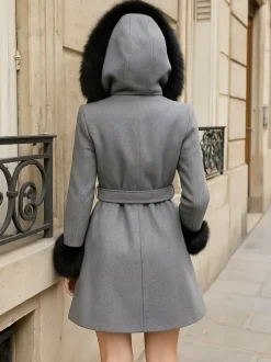 Manteau à capuche ceinturé en laine mélangée avec poignets en fausse fourrure noire pour femme 2026