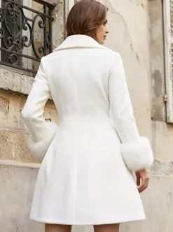 Manteau croisé blanc en laine mélangée à larges revers et poignets en fausse fourrure collection femme 2026