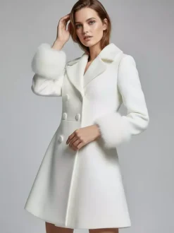 Manteau croisé blanc en laine mélangée à larges revers et poignets en fausse fourrure collection femme 2026
