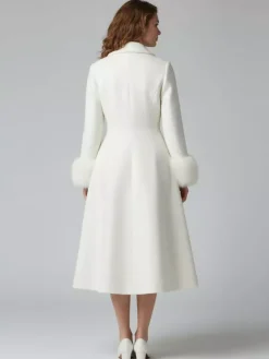 Manteau mi-long évasé en laine coupe trapèze vintage avec poignets amovibles en fausse fourrure blanche (collection 2026)