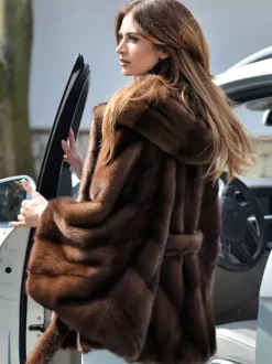 Manteau oversize à capuche en fausse fourrure style cape idéal pour l'hiver 2026