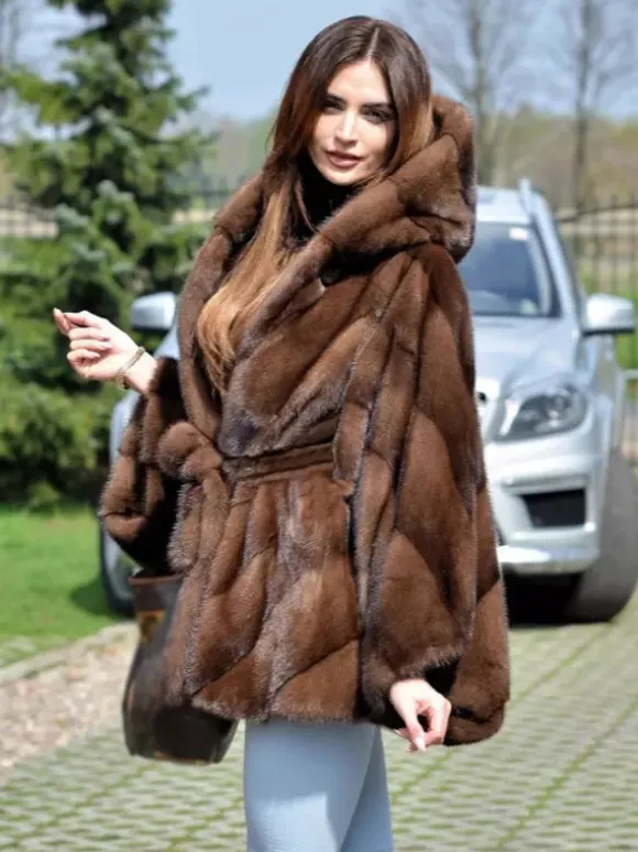 Manteau oversize à capuche en fausse fourrure style cape idéal pour l'hiver 2026