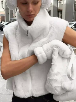 Manteau sans manches en fausse fourrure bicolore crème et blanc cassé fermeture éclair intégrale col montant gilet chaud