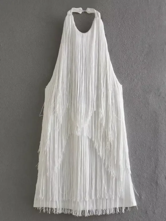 Mini-robe à franges et pompons dos nu et décolleté licou pour soirée 2026