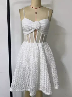 Mini-robe blanche à fleurs et taille transparente (2026)