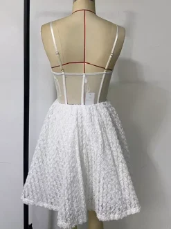 Mini-robe blanche à fleurs et taille transparente (2026)