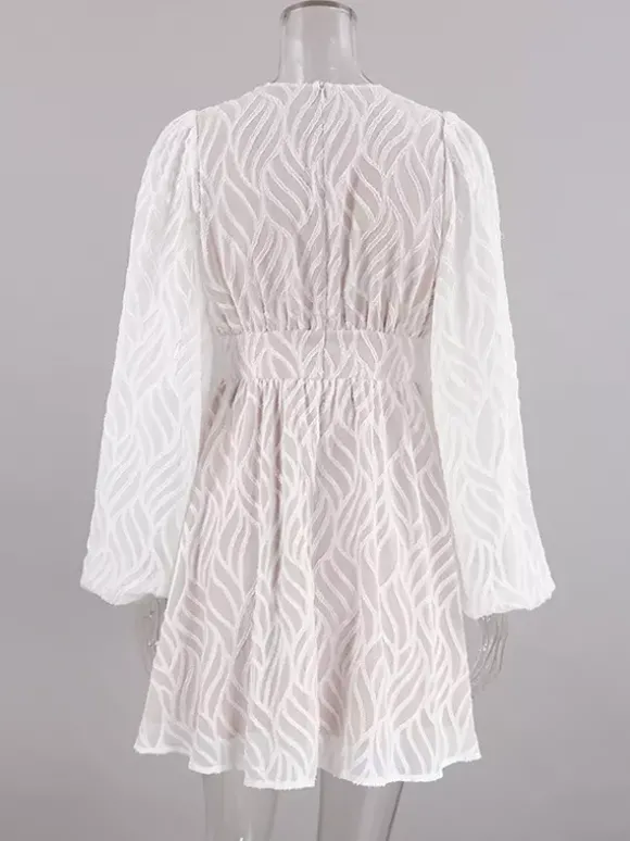 Mini-robe en jacquard à col en V et manches longues pour l'été 2026