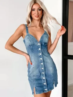 Mini-robe en jean avec décolleté en V profond et boutons sur le devant 2026