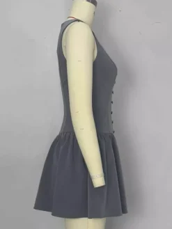 Mini-robe plissée sans manches et boutonnée sur le devant grise été 2026