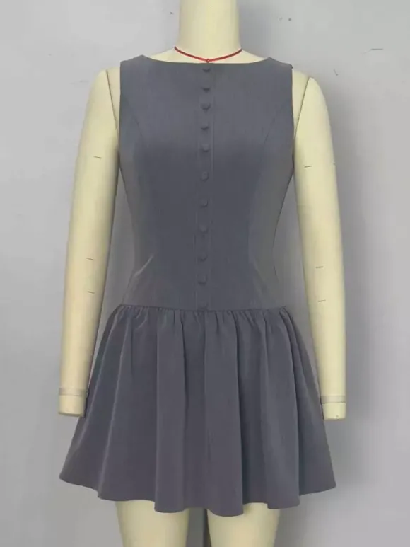 Mini-robe plissée sans manches et boutonnée sur le devant grise été 2026