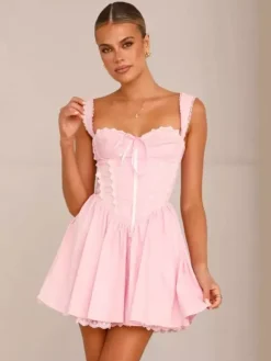 Mini-robe rose tendre à bordures en dentelle pour l'été 2026
