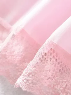 Mini-robe rose tendre à bordures en dentelle pour l'été 2026