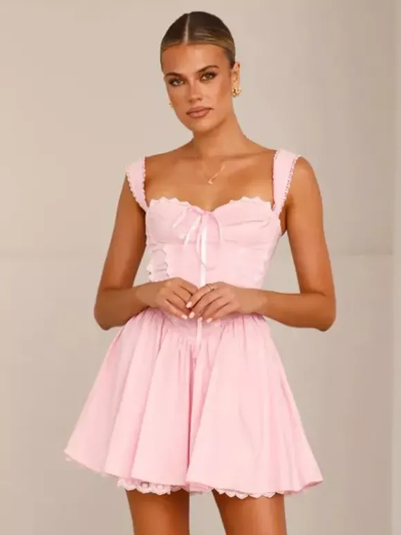 Mini-robe rose tendre à bordures en dentelle pour l'été 2026