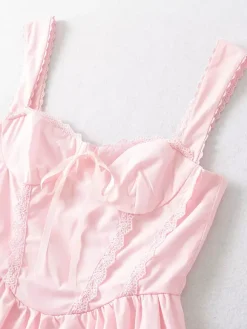 Mini-robe rose tendre à bordures en dentelle pour l'été 2026