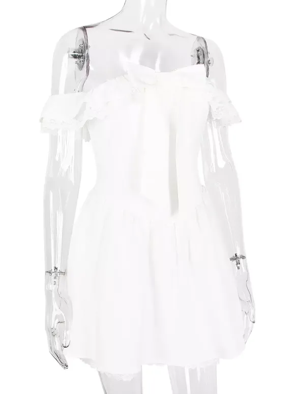 Mini-robe blanche à épaules dénudées et volants 2026