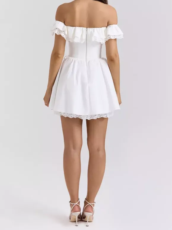 Mini-robe blanche à épaules dénudées et volants 2026