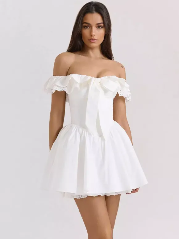 Mini-robe blanche à épaules dénudées et volants 2026