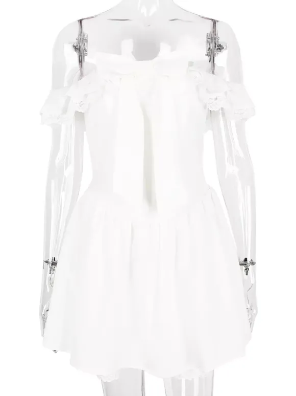 Mini-robe blanche à épaules dénudées et volants 2026