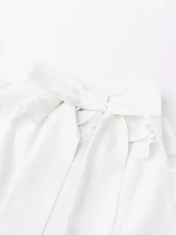 Mini-robe blanche à épaules dénudées et volants 2026
