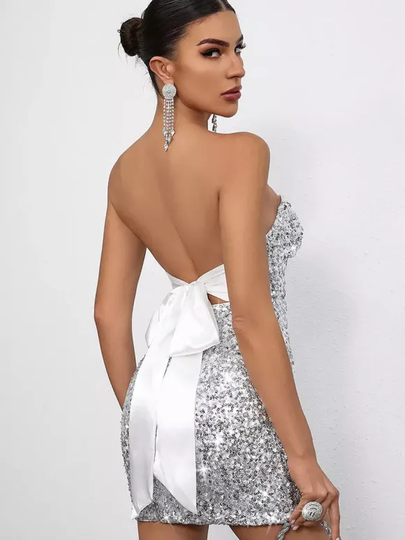 Mini-robe moulante à sequins décolleté en c艙ur et n艙ud dans le dos idéale pour les fêtes 2026